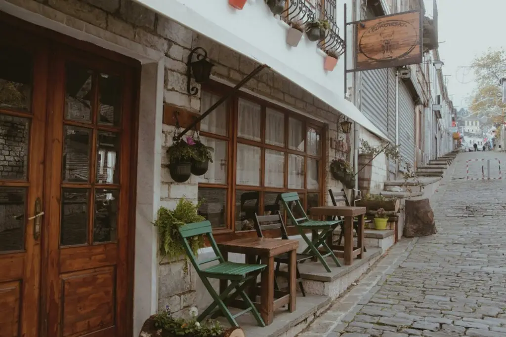 A Gjirokastër en Albanie, photo d'une devanture de magasin, dans une rue très paisible