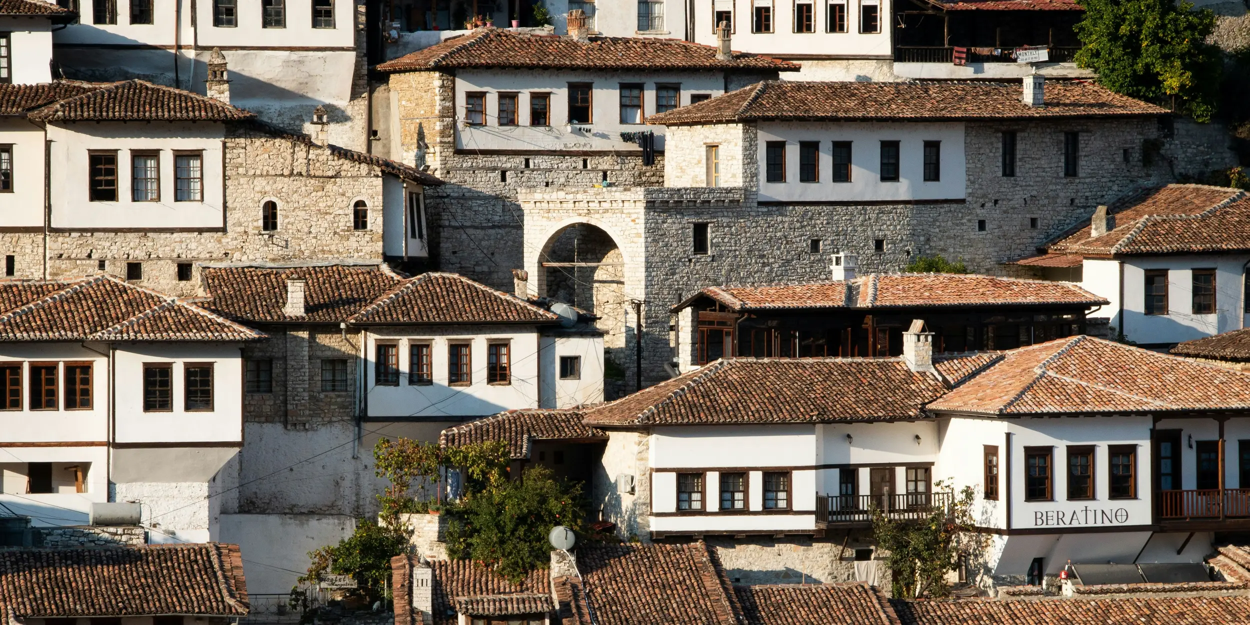 Belle architecture d'un village en Albanie, avec de nombreuses maisons en pierre
