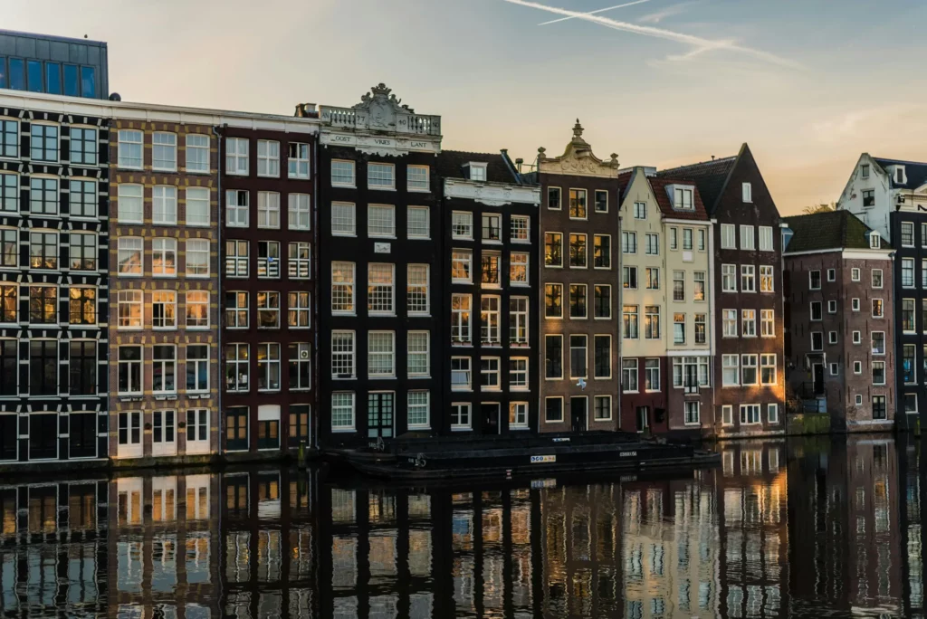 A Amsterdam, de nombreux bâtiments sont construits le long des canaux, et leur architecture est magnifique
