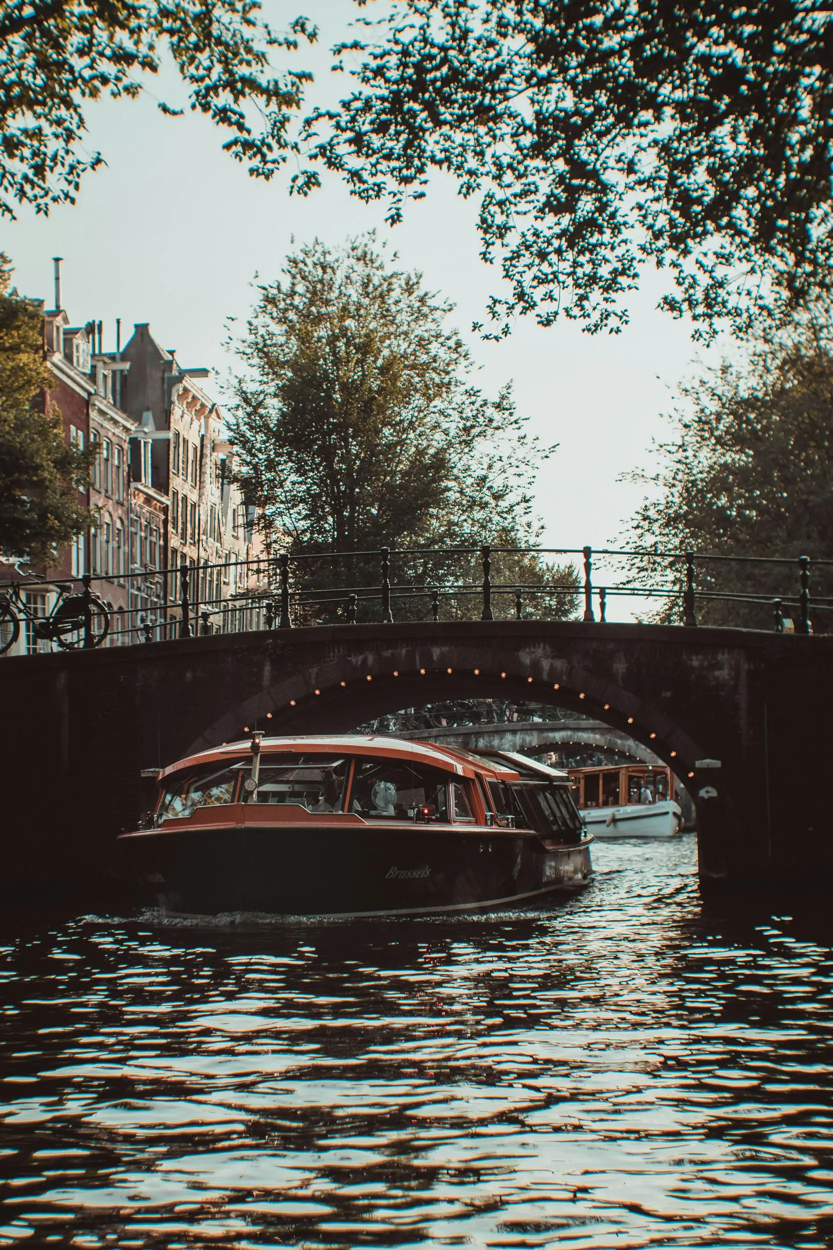 A Amsterdam, la ville est traversée par de nombreux canaux, que l'on peut parcourir en réservant une croisière en bateau