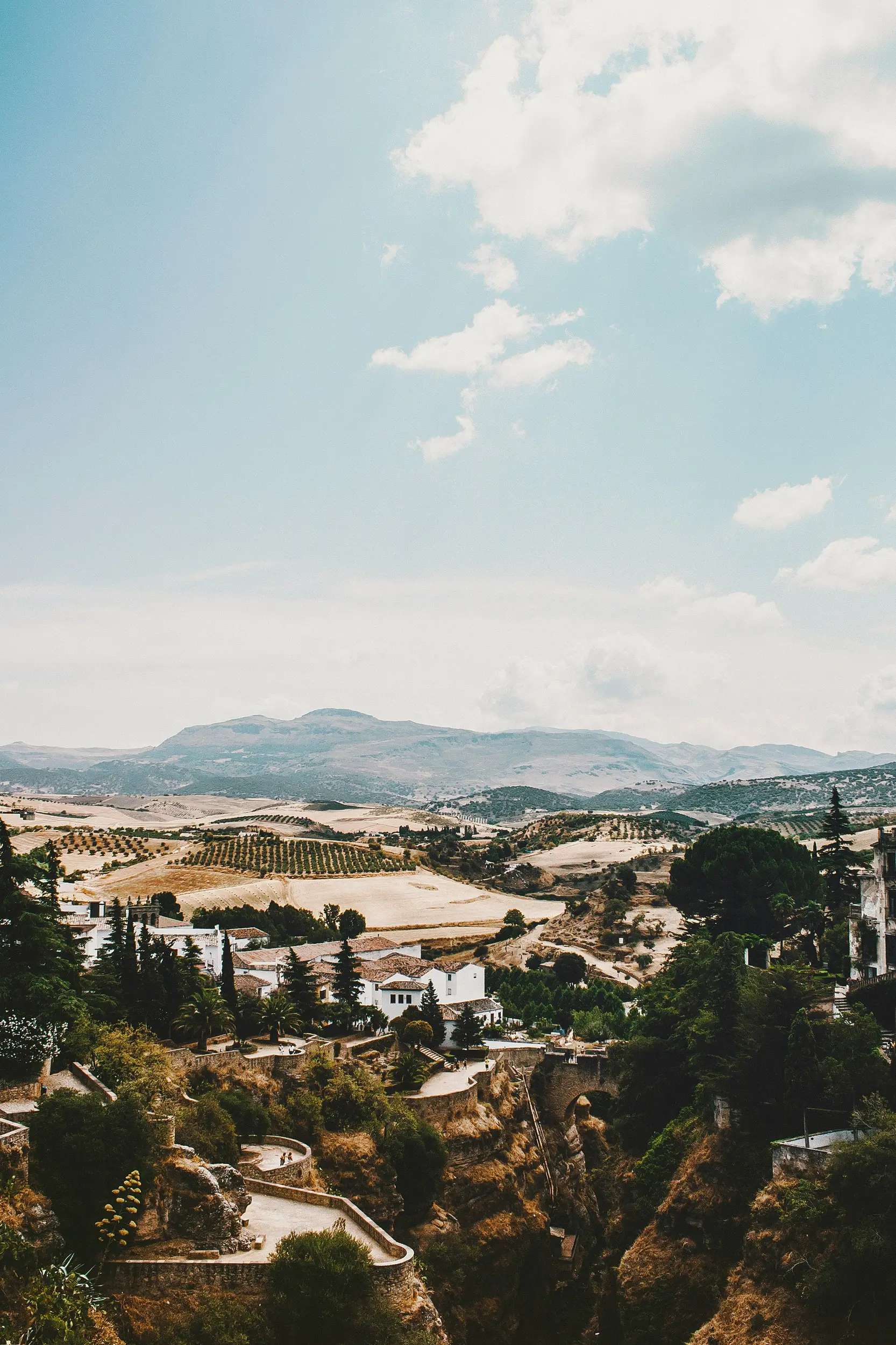 A Ronda en Andalousie, vue panoramique depuis le Pont Neuf, haut de 98 mètres