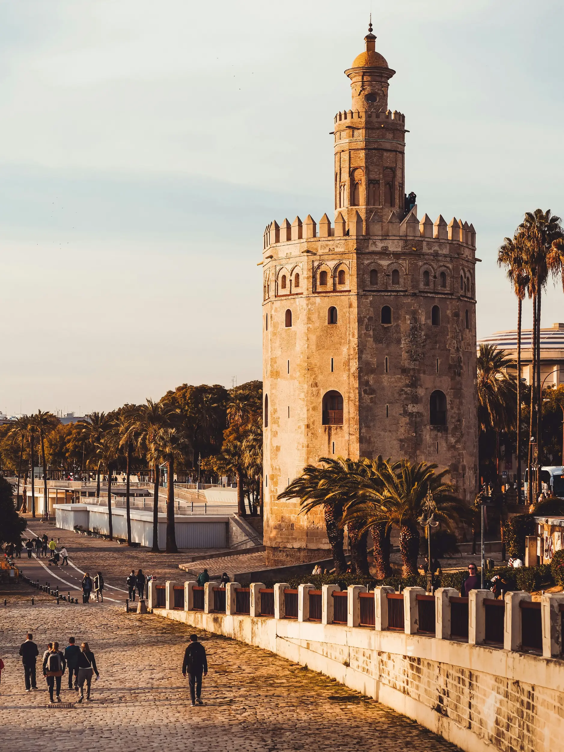A Séville, vue sur la tour "Torre del Oro" au coucher de soleil