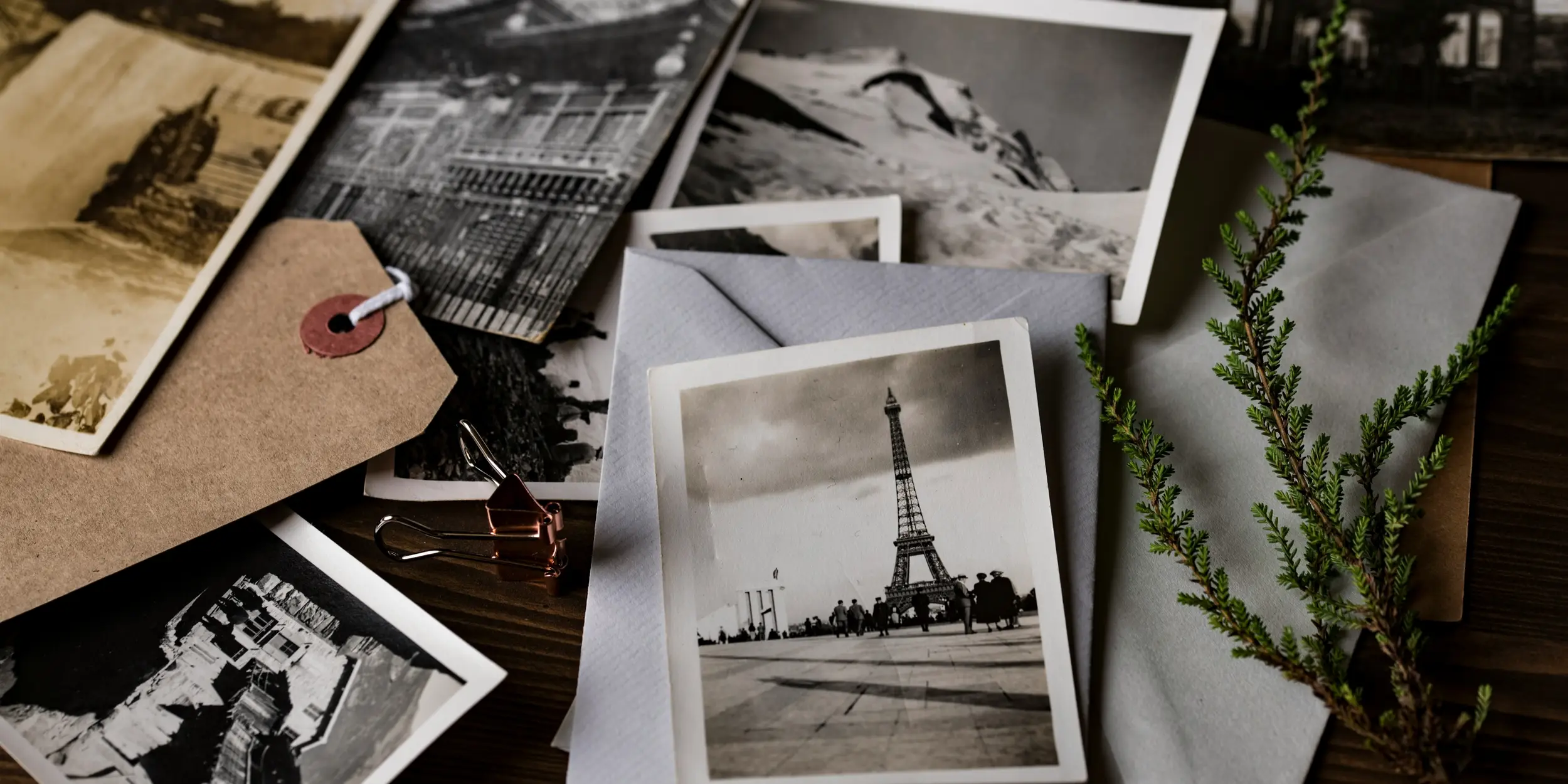 Plusieurs cartes postales étalées sur un bureau