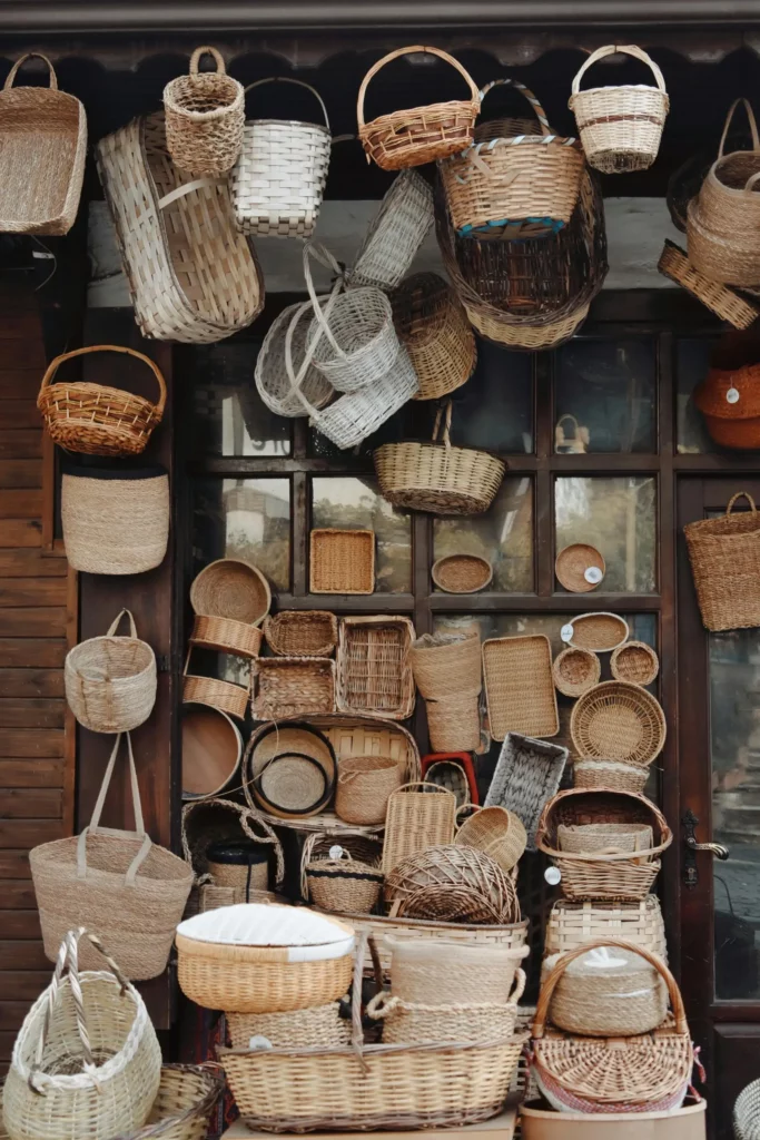 Une devanture de boutique artisanale, avec beaucoup de paniers en osier