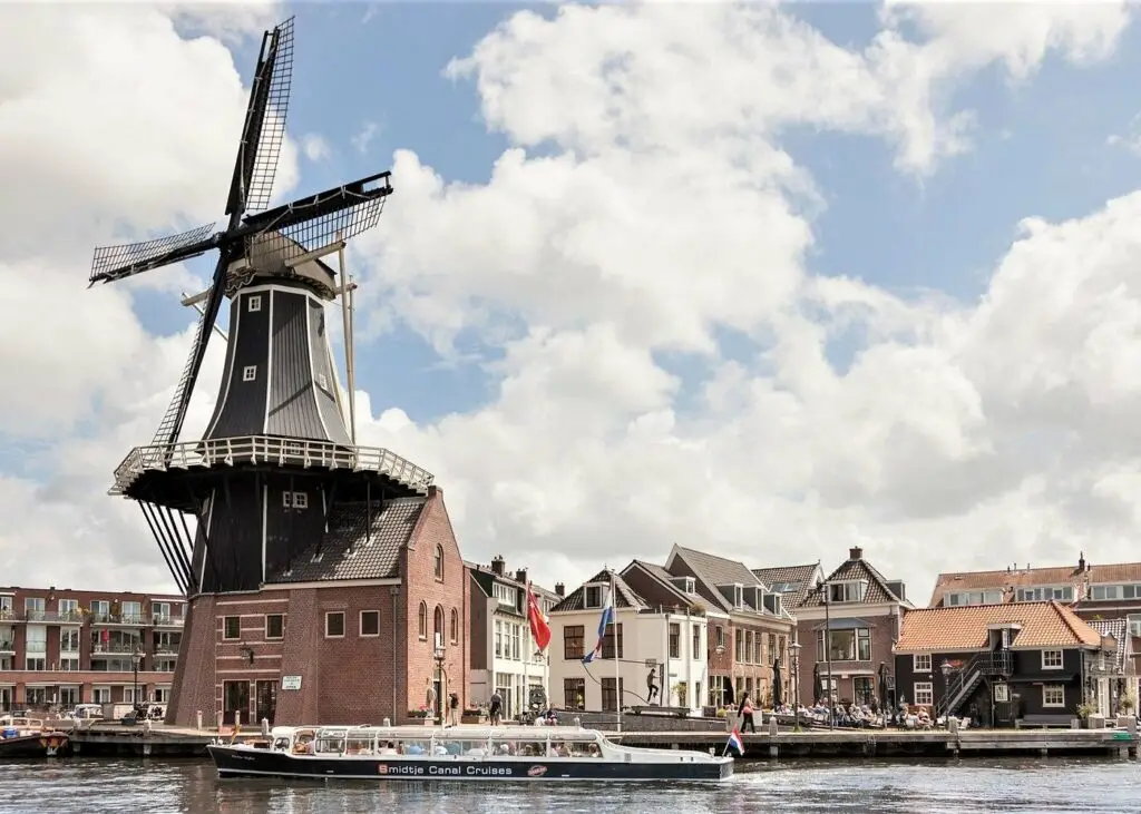 A Haarlem aux Pays-Bas, vue sur un des moulins à vent qu'on peut observer en plein cœur de la ville