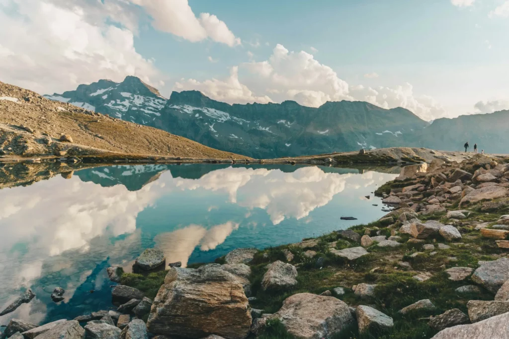 Dans la vallée d'Aoste en Italie, vue sur un lac montagneux