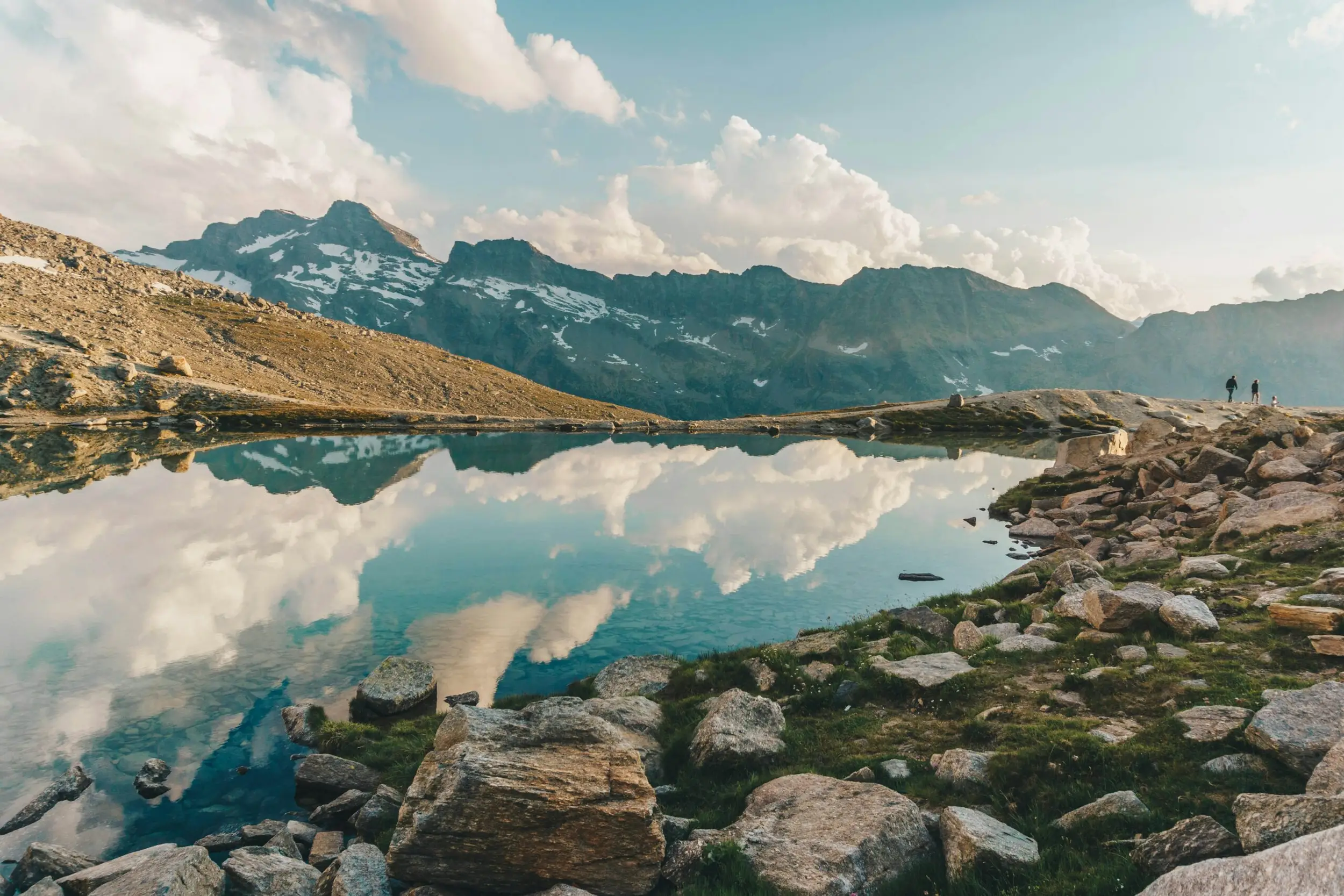 Dans la vallée d'Aoste en Italie, vue sur un lac montagneux