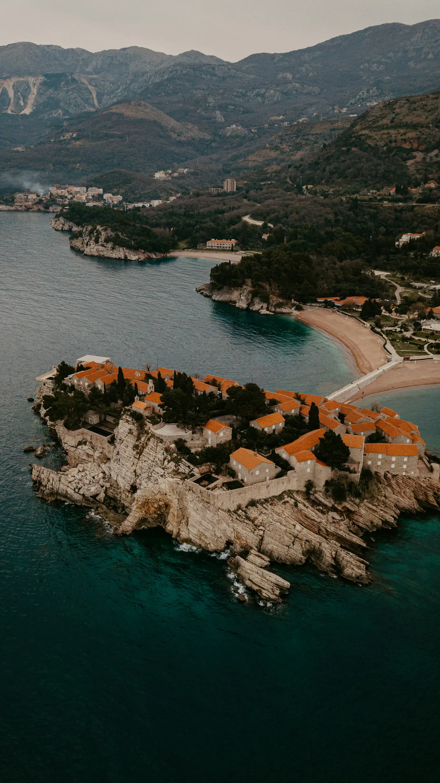Vue aérienne sur la presqu'ile de Sveti Stefan au Monténégro