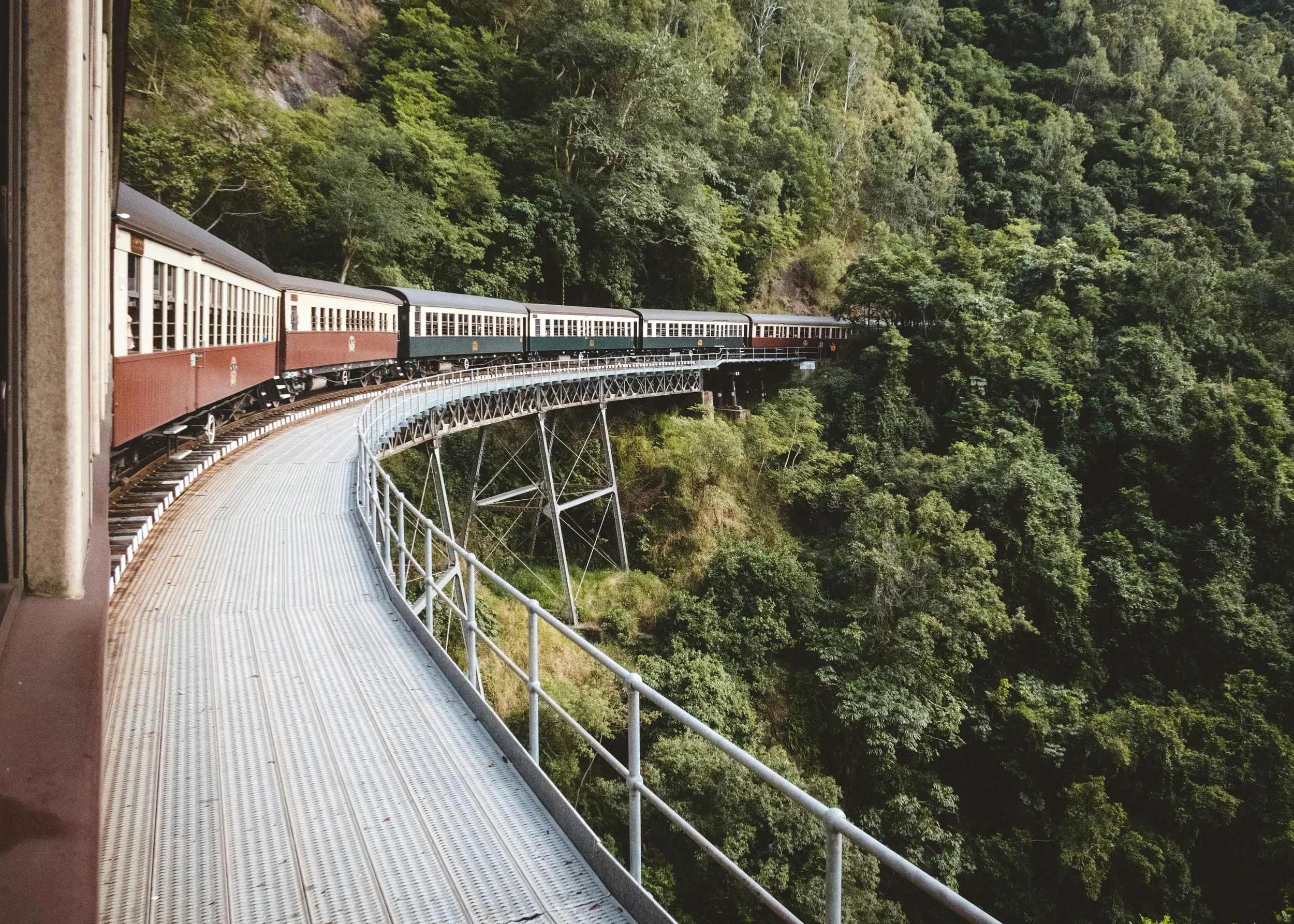 Un train avançant dans la montagne