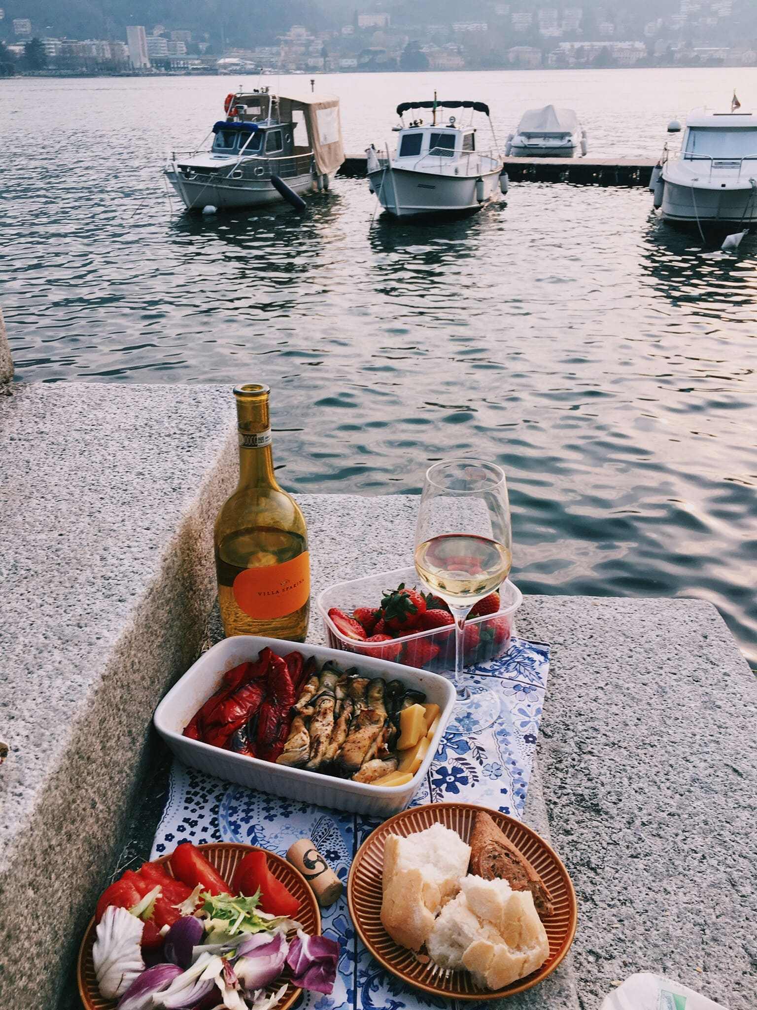 nourriture et boisson sur des marches devant un port