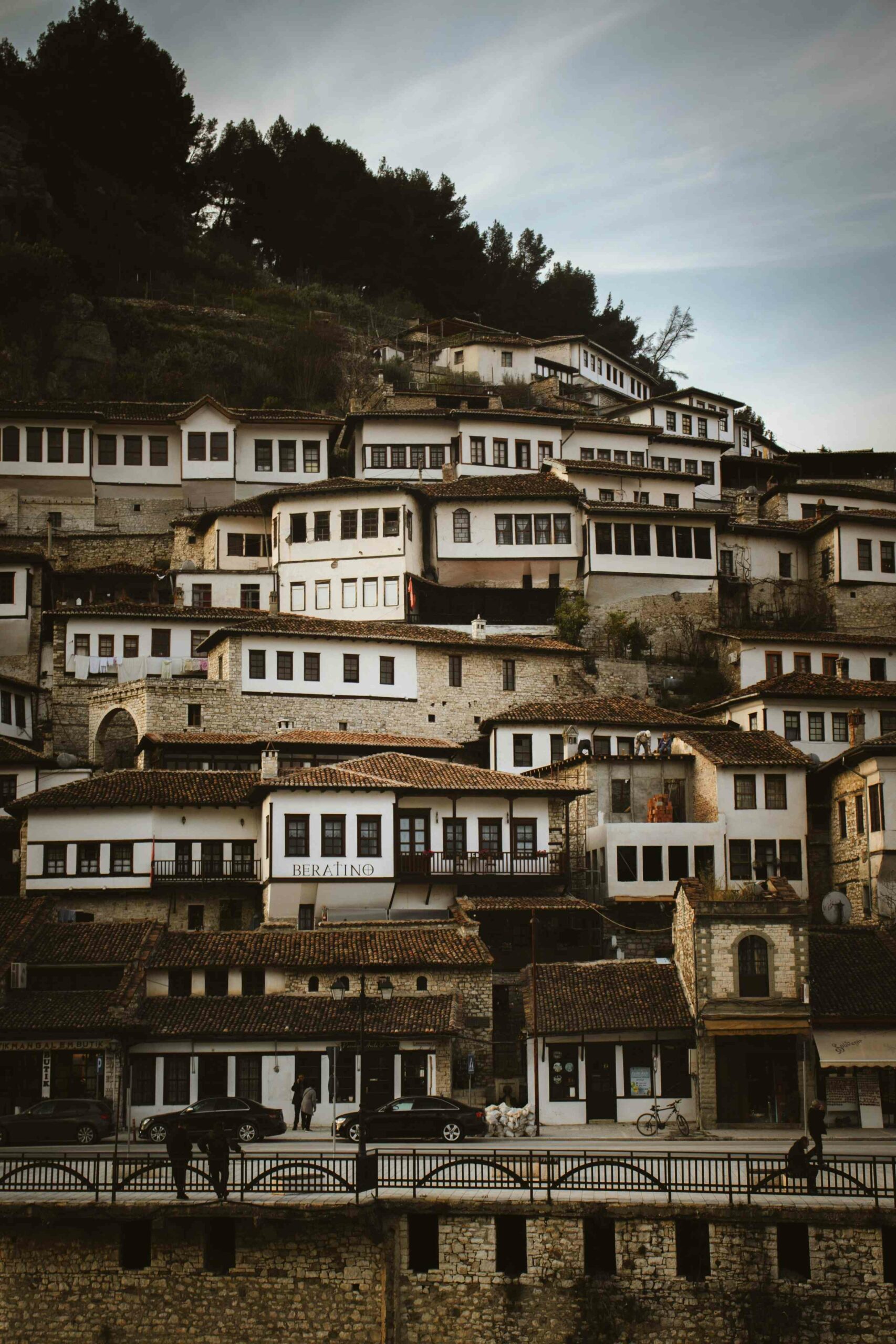 Vue sur les maisons du village de Berat en Albanie