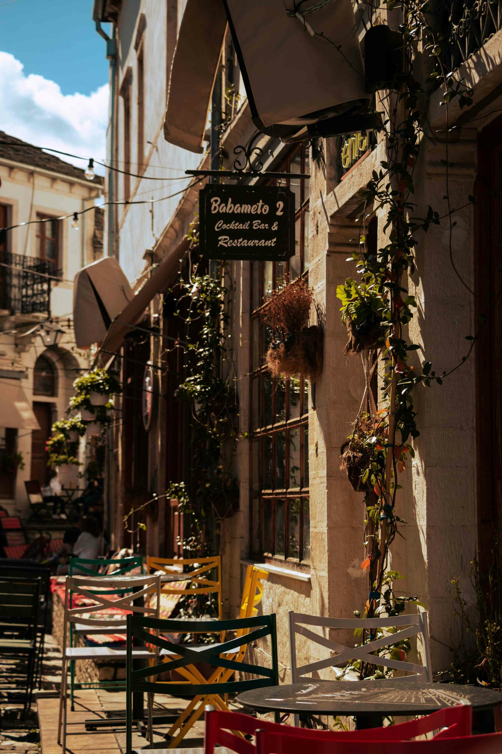 ruelle du village de Gjirokaster avec des magasins