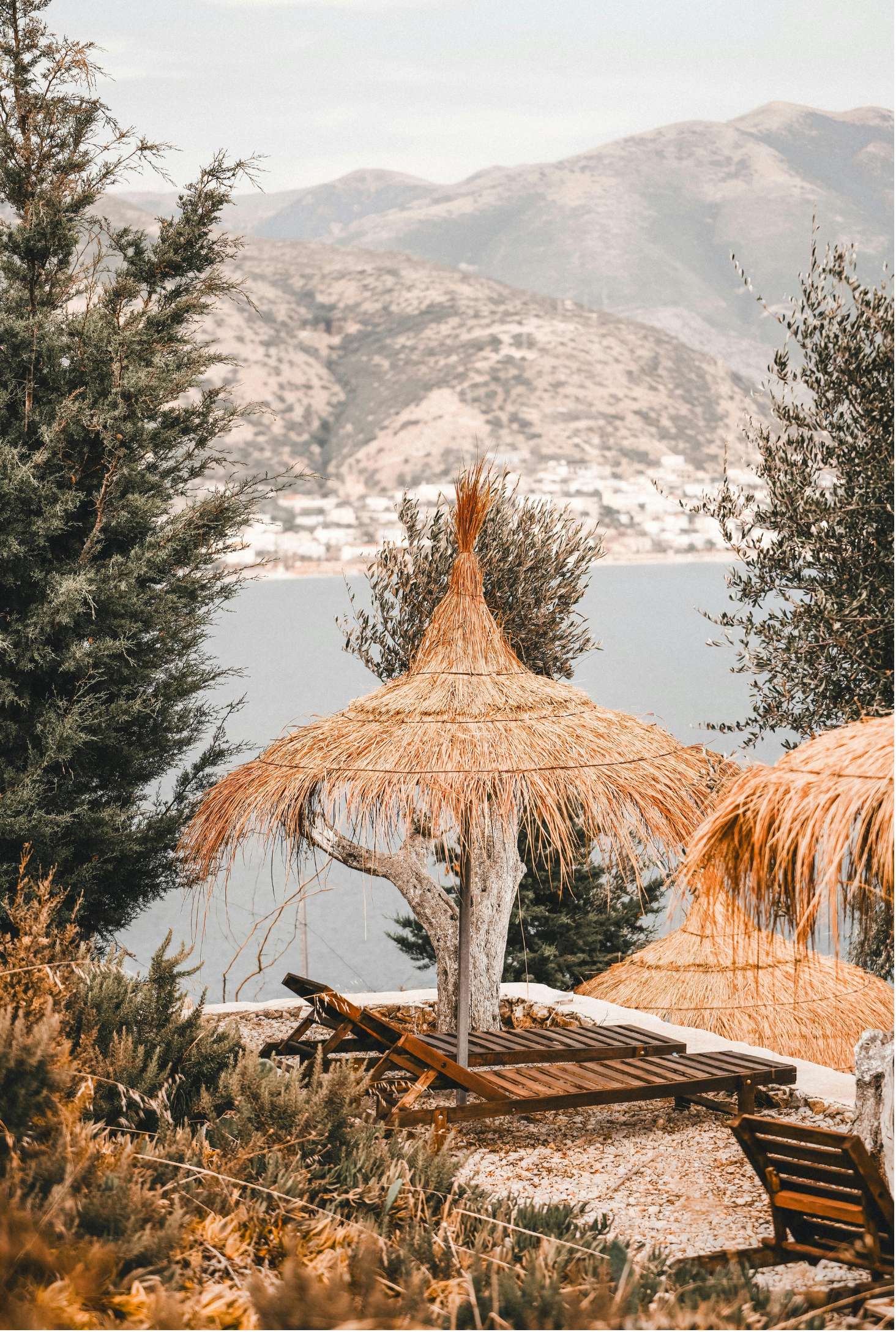 parasol sur une plage de la riviera albanaise